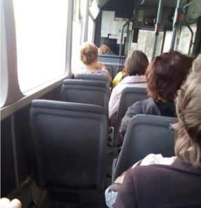 Dziewczyna reaguje na atak w autobusie