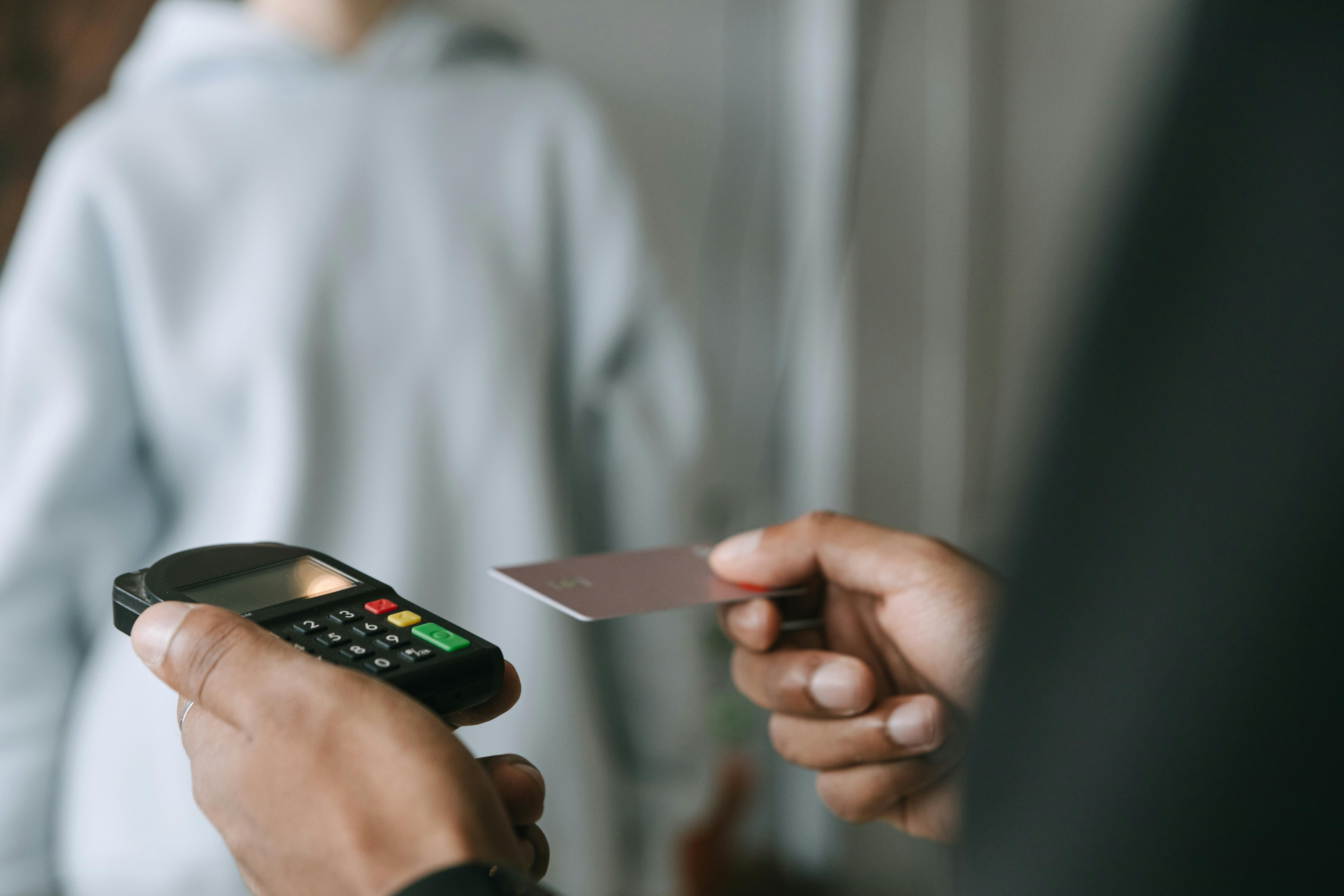 Osoba trzymająca kartę bankową | Źródło: Pexels