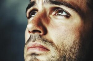 Mój szwagier mnie pobił — moja opuchnięta twarz i poważnie zranione ramię. Jedynym słowem siostry było: 'Powinnaś była podpisać kredyt.'