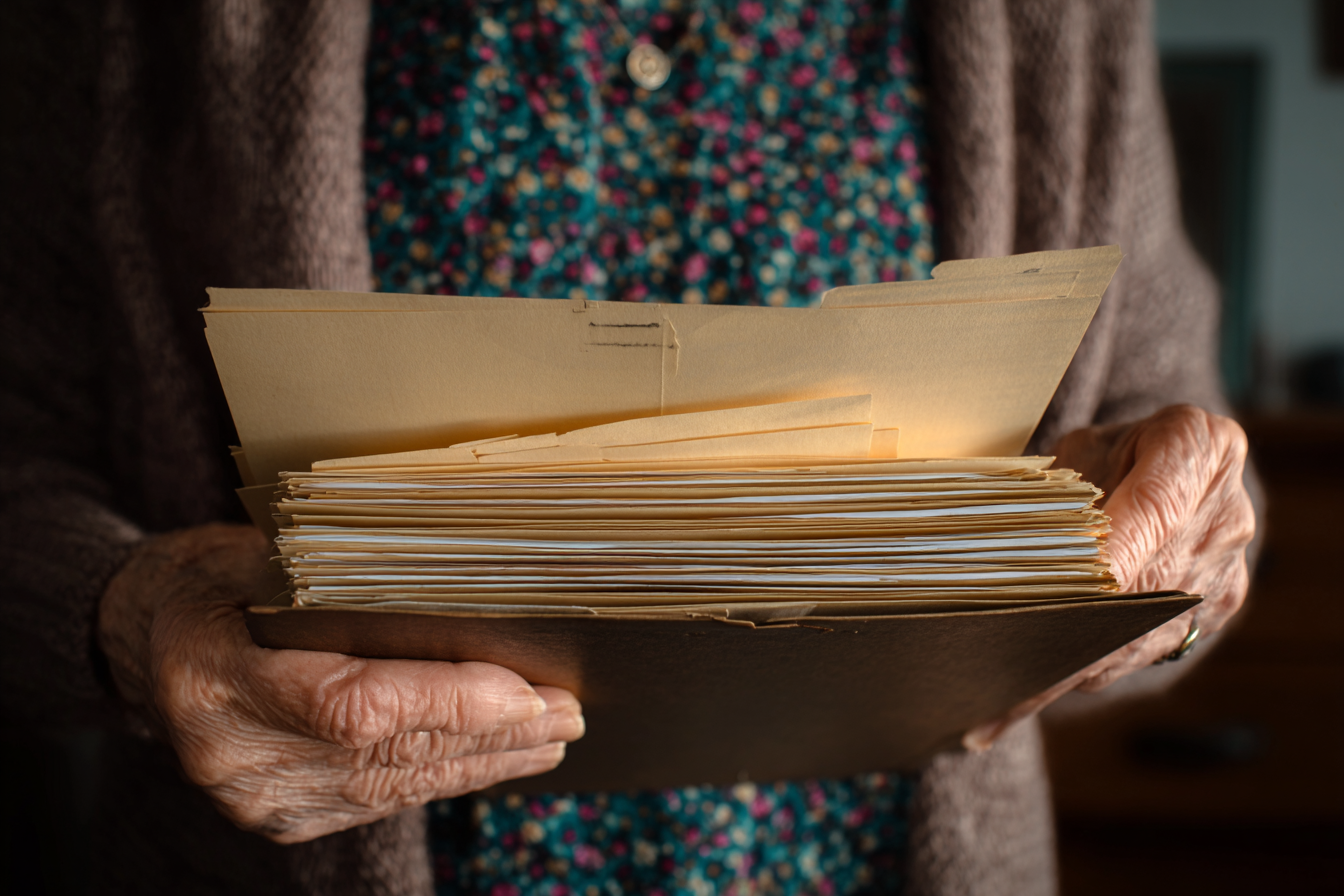 Starsza kobieta z teczką w ręku | Źródło: Midjourney